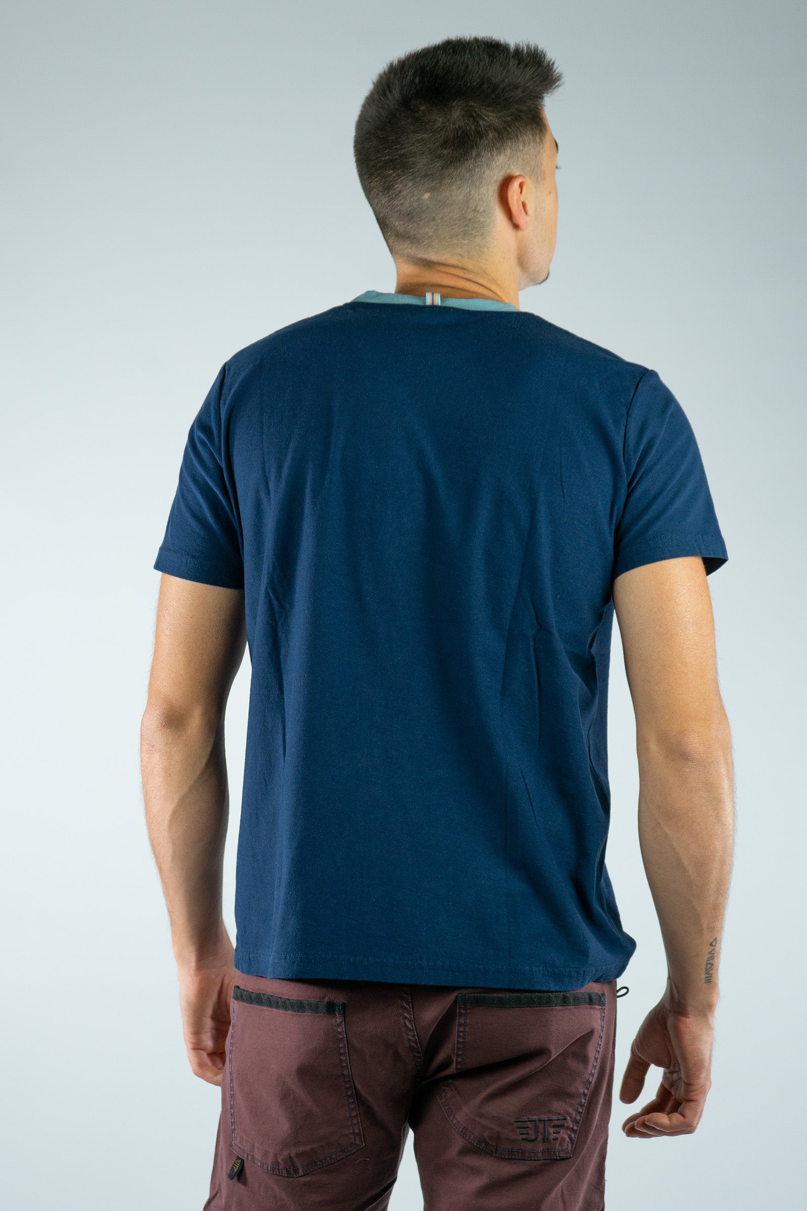 Maglietta blu navy con scritta "Mountains" in cotone biologico